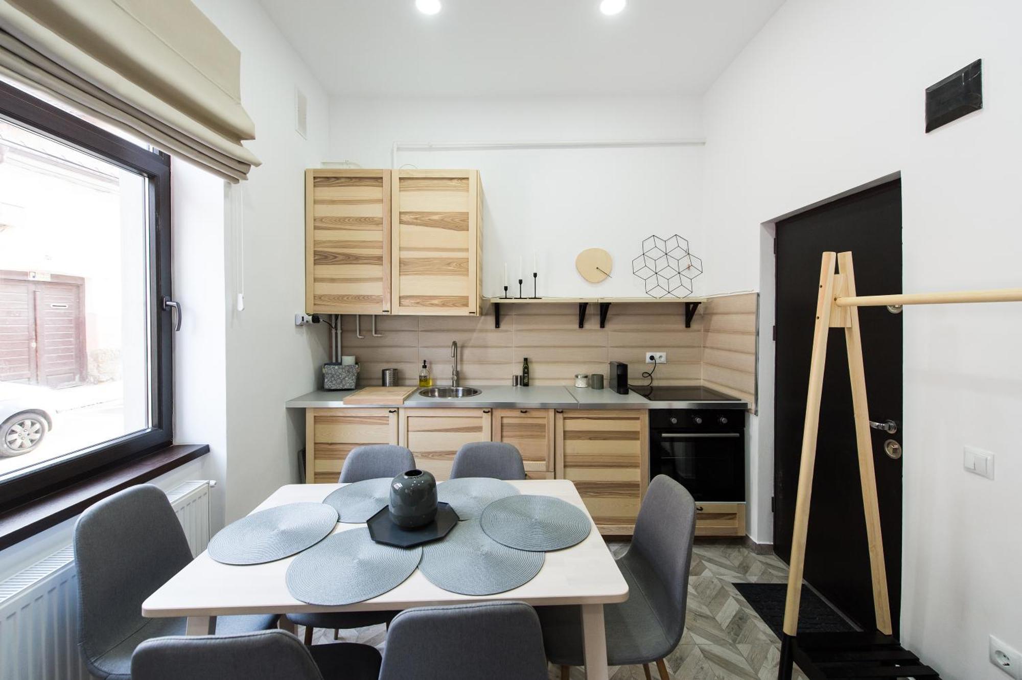Апартаменты Charming Old Town Flat With Mountain View Брашов Экстерьер фото